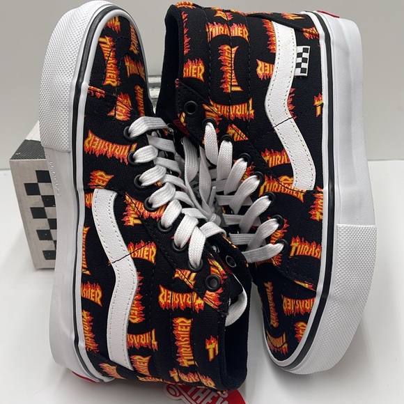 Vans WMNS Skate Sk8-Hi Thrasher Black/Multi
VN0A5FCCBML
Sneakers - Picture 11 of 16
